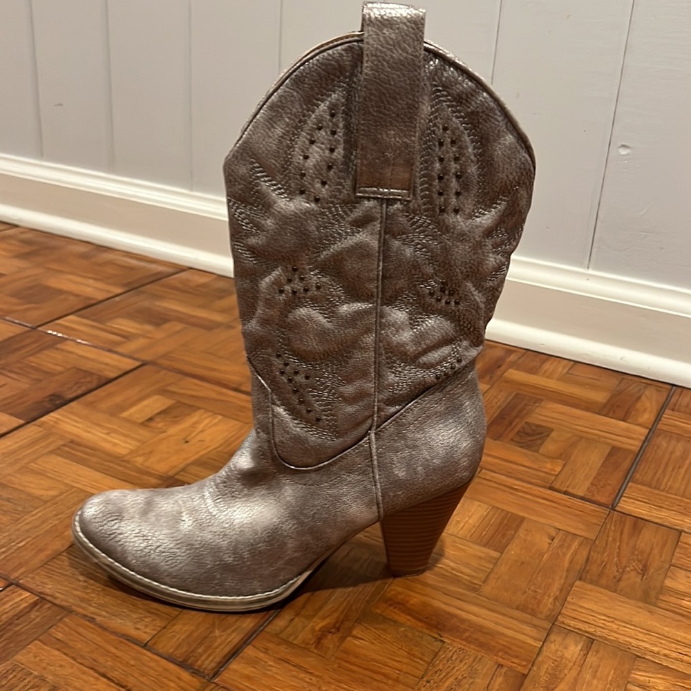 Very Volatile cowboy boots size 10 **only worn once
